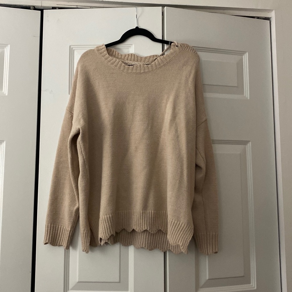 Scallop sweater with tie sleeve